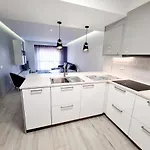 Central And New Fancy 2 Bedroom Apart.W/ 2 Wc