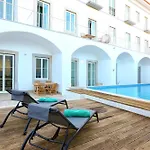 Hot Breeze Apartment