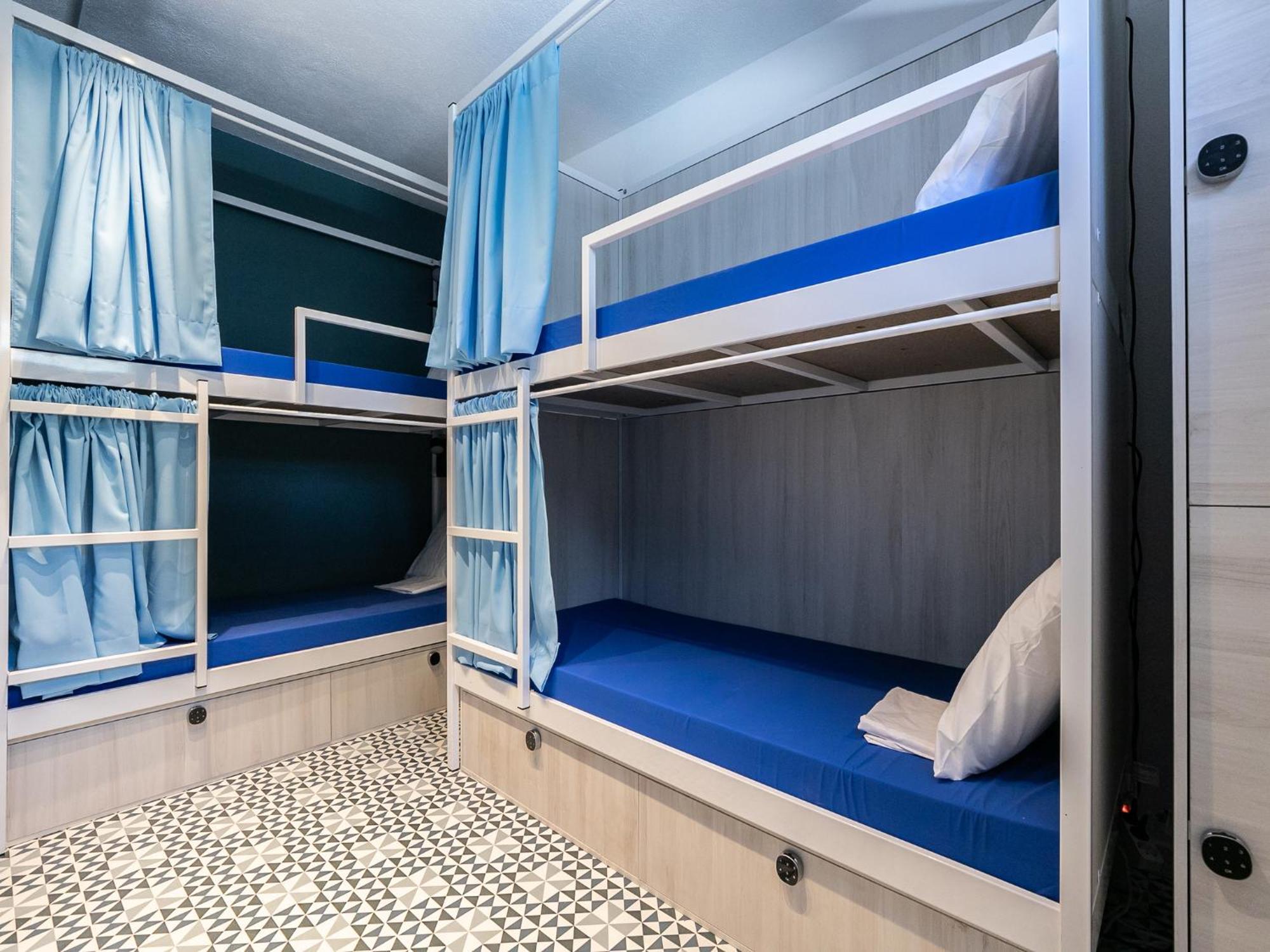 Walk In Airport Hostel *