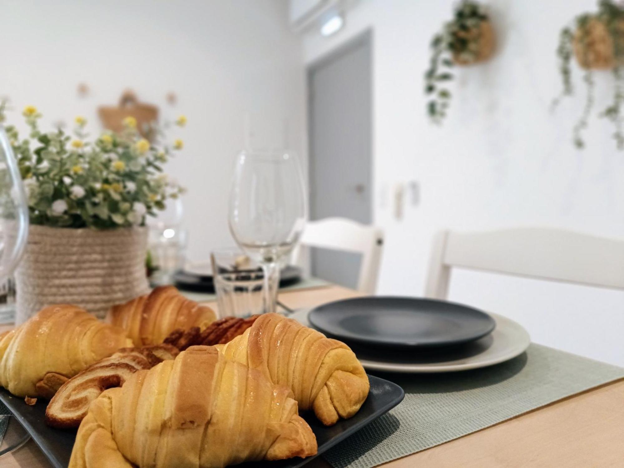 Grey And Green, Modern 2-bedroom Apartment, Ac, Location At Faro's Historic Centre