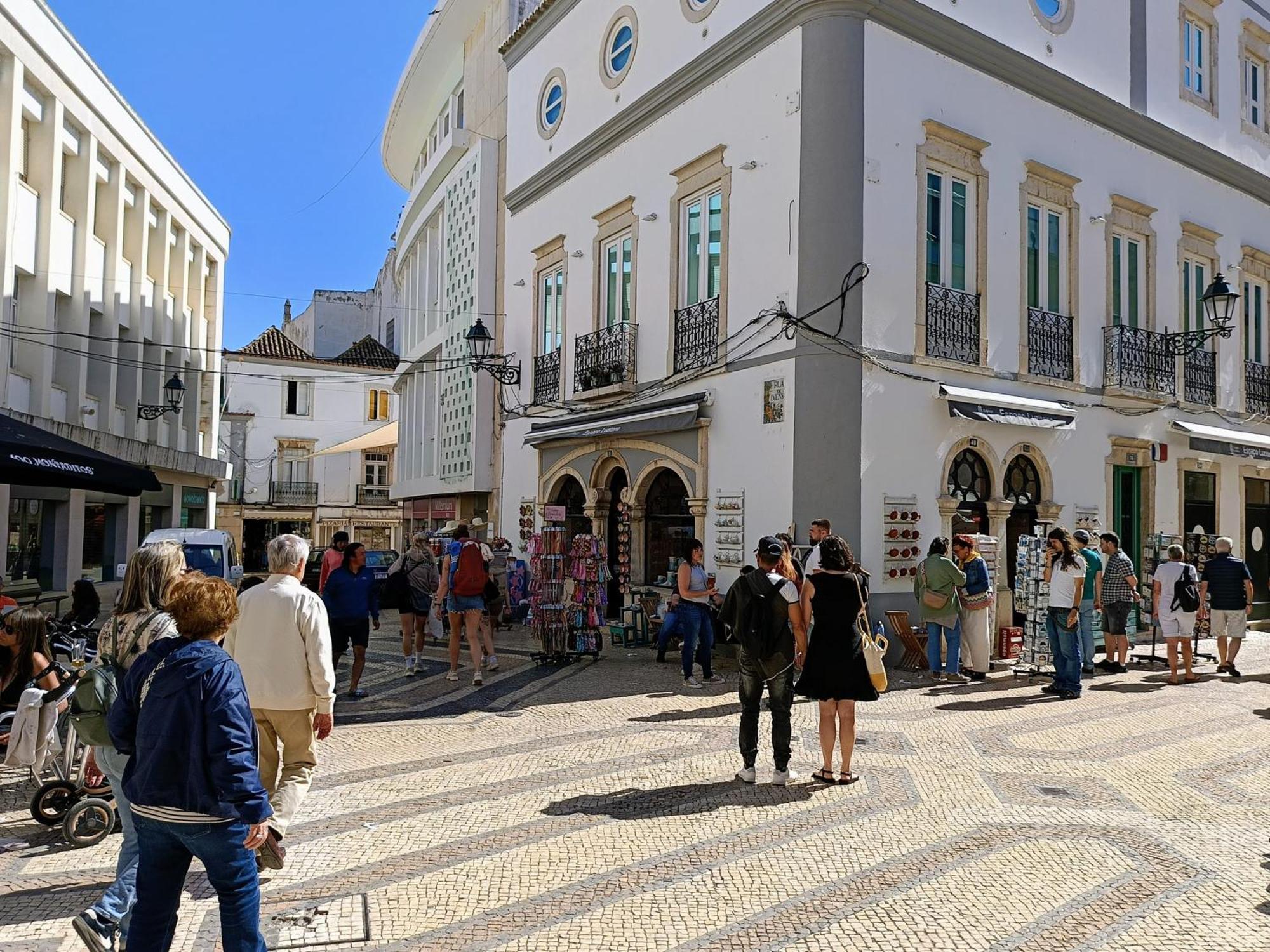 Grey And Green, Modern 2-bedroom Apartment, Ac, Location At Faro's Historic Centre