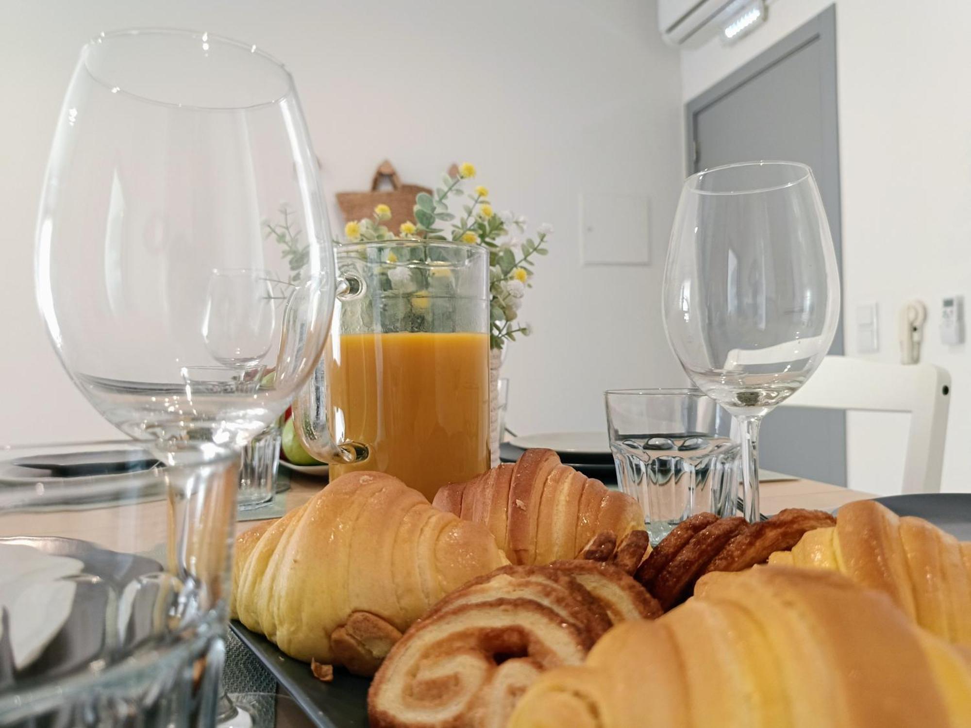 Grey And Green, Modern 2-bedroom Apartment, Ac, Location At Faro's Historic Centre *