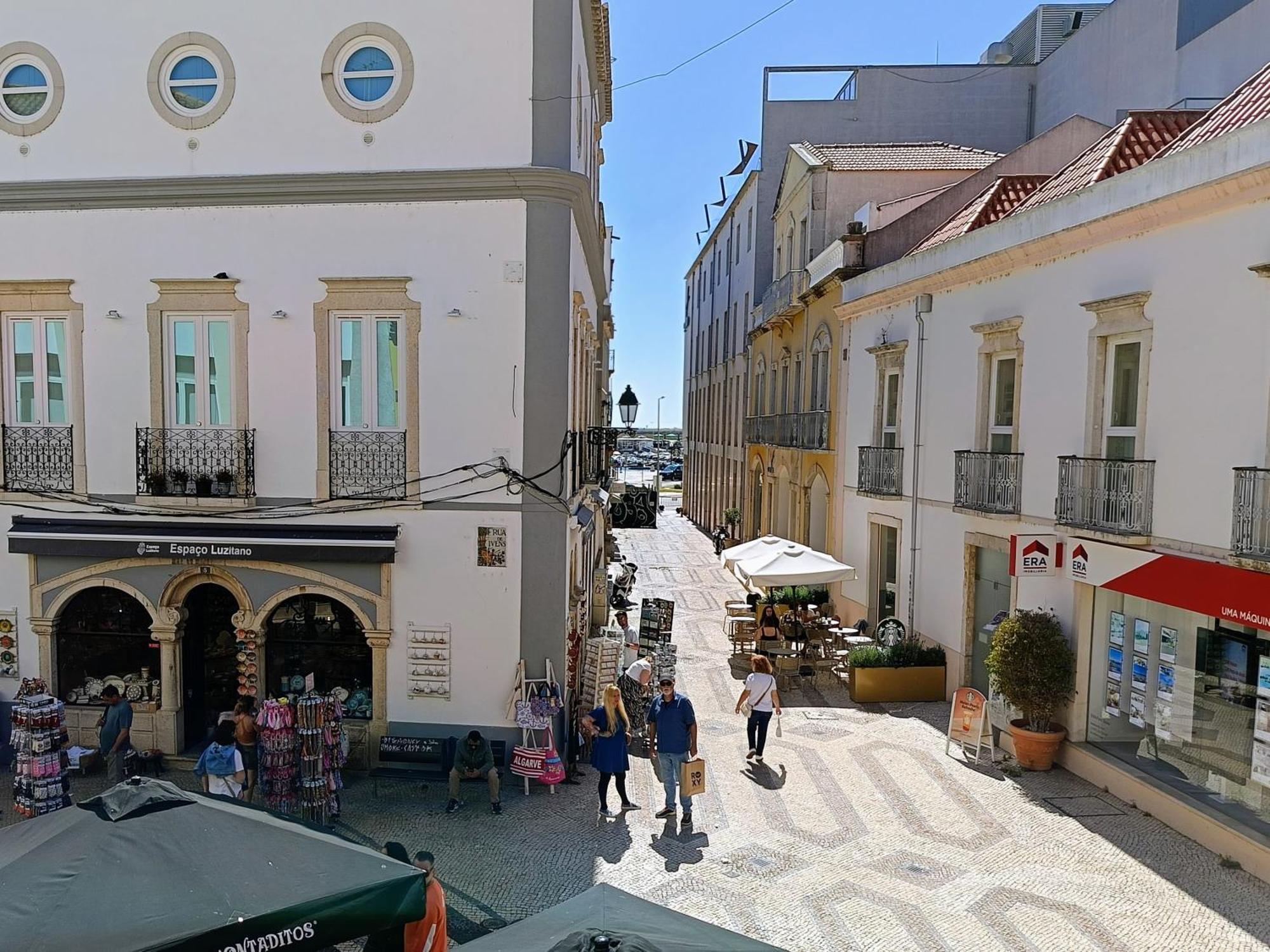 Grey And Green, Modern 2-bedroom Apartment, Ac, Location At Faro's Historic Centre Faro