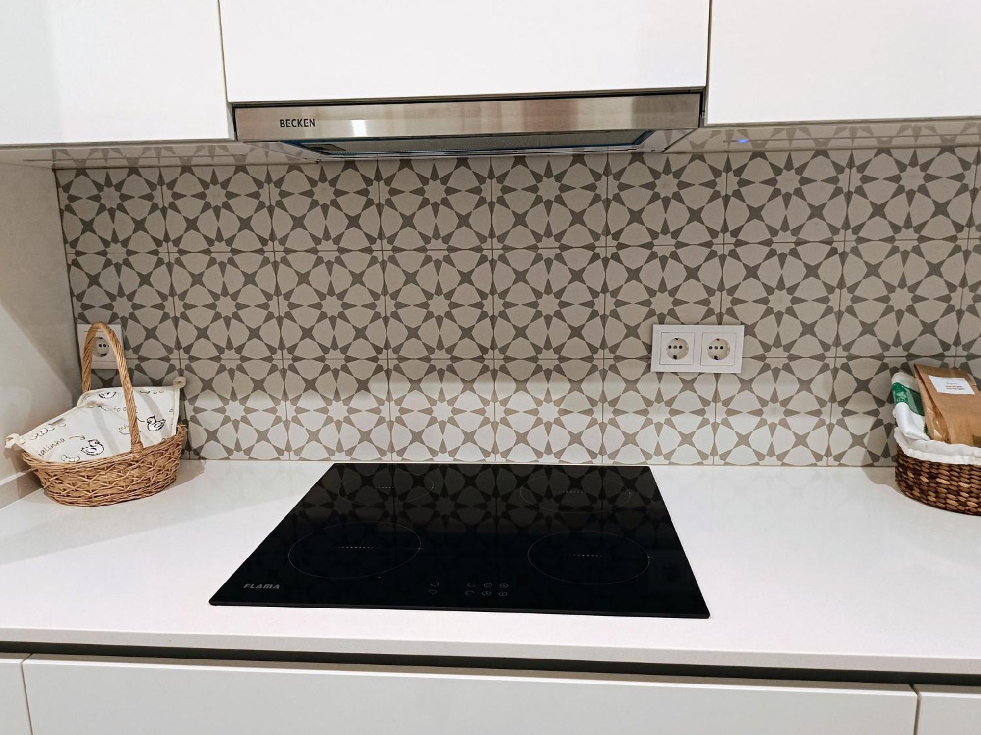 Grey And Green, Modern 2-bedroom Apartment, Ac, Location At Faro's Historic Centre *