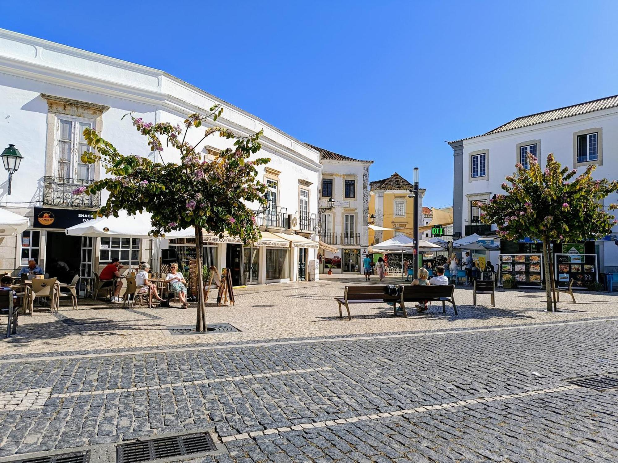 Grey And Green, Modern 2-bedroom Apartment, Ac, Location At Faro's Historic Centre * Faro