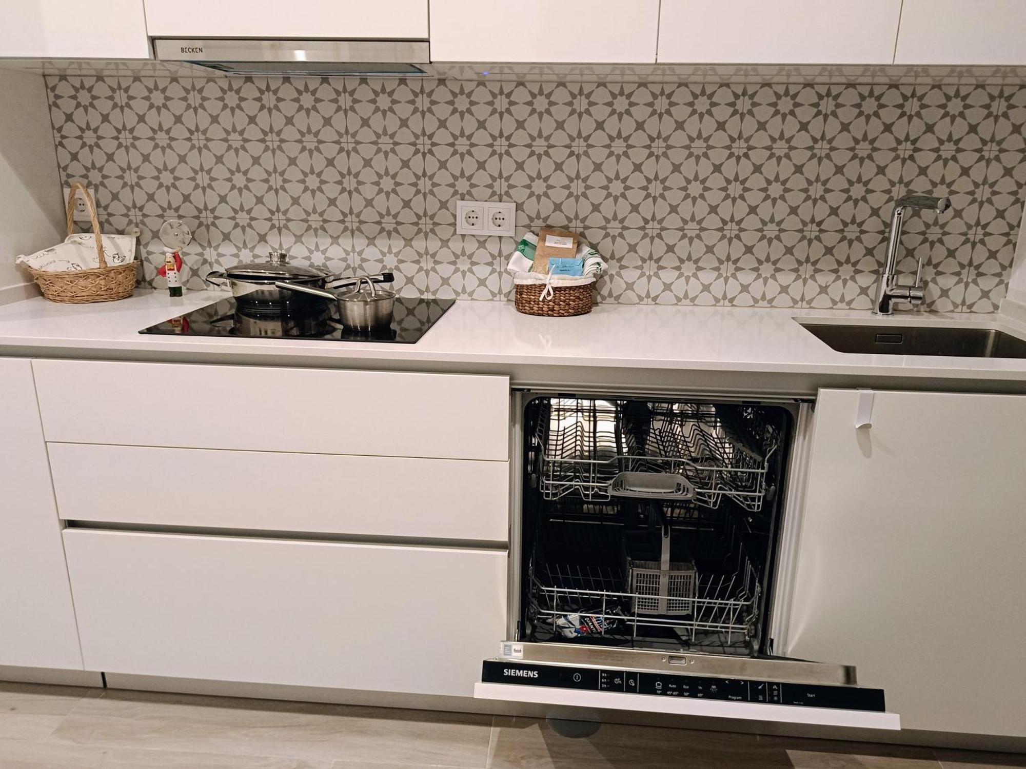 Grey And Green, Modern 2-bedroom Apartment, Ac, Location At Faro's Historic Centre *