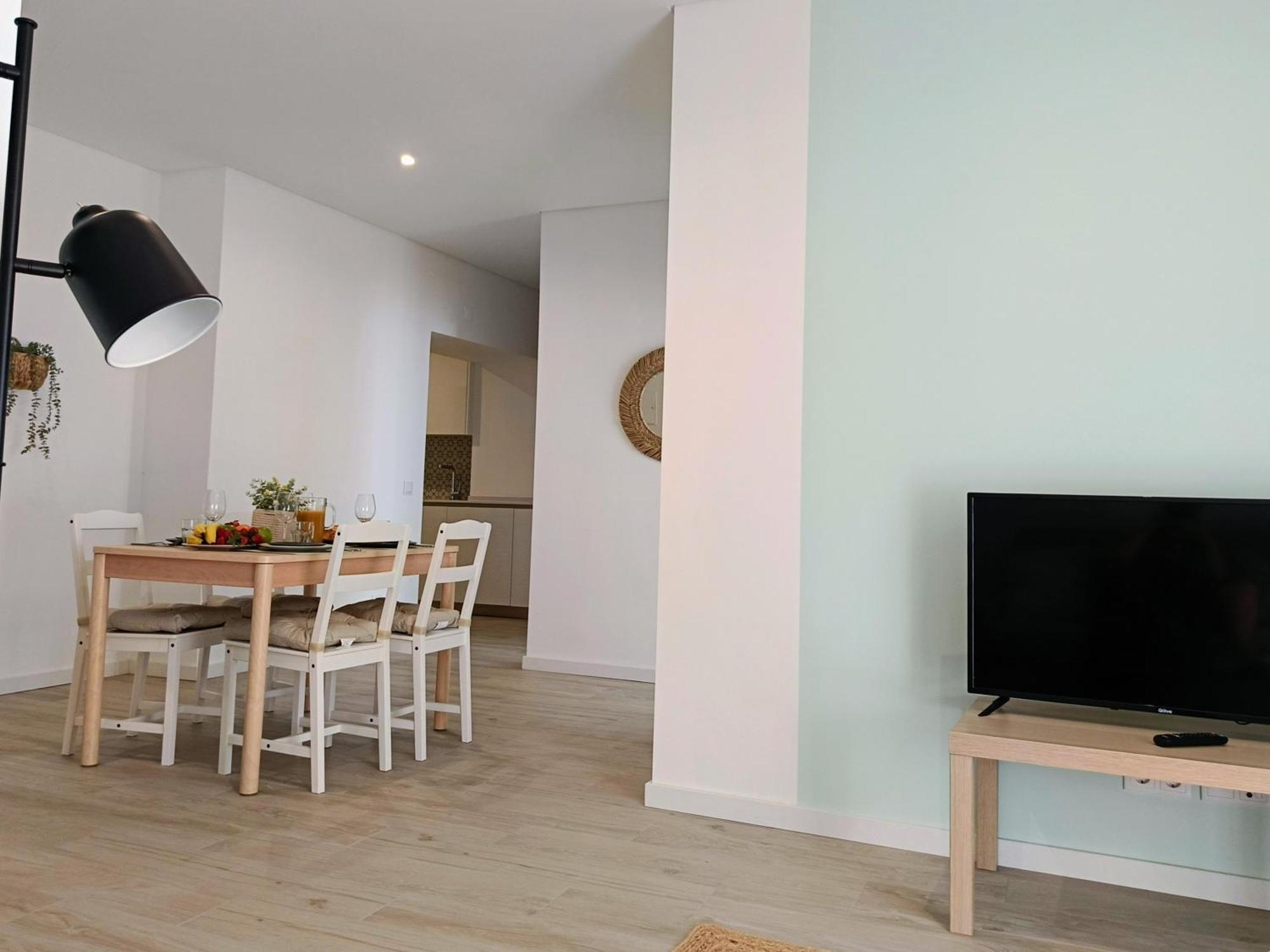 Apartment Grey And Green, Modern 2-bedroom Apartment, Ac, Location At Faro's Historic Centre *