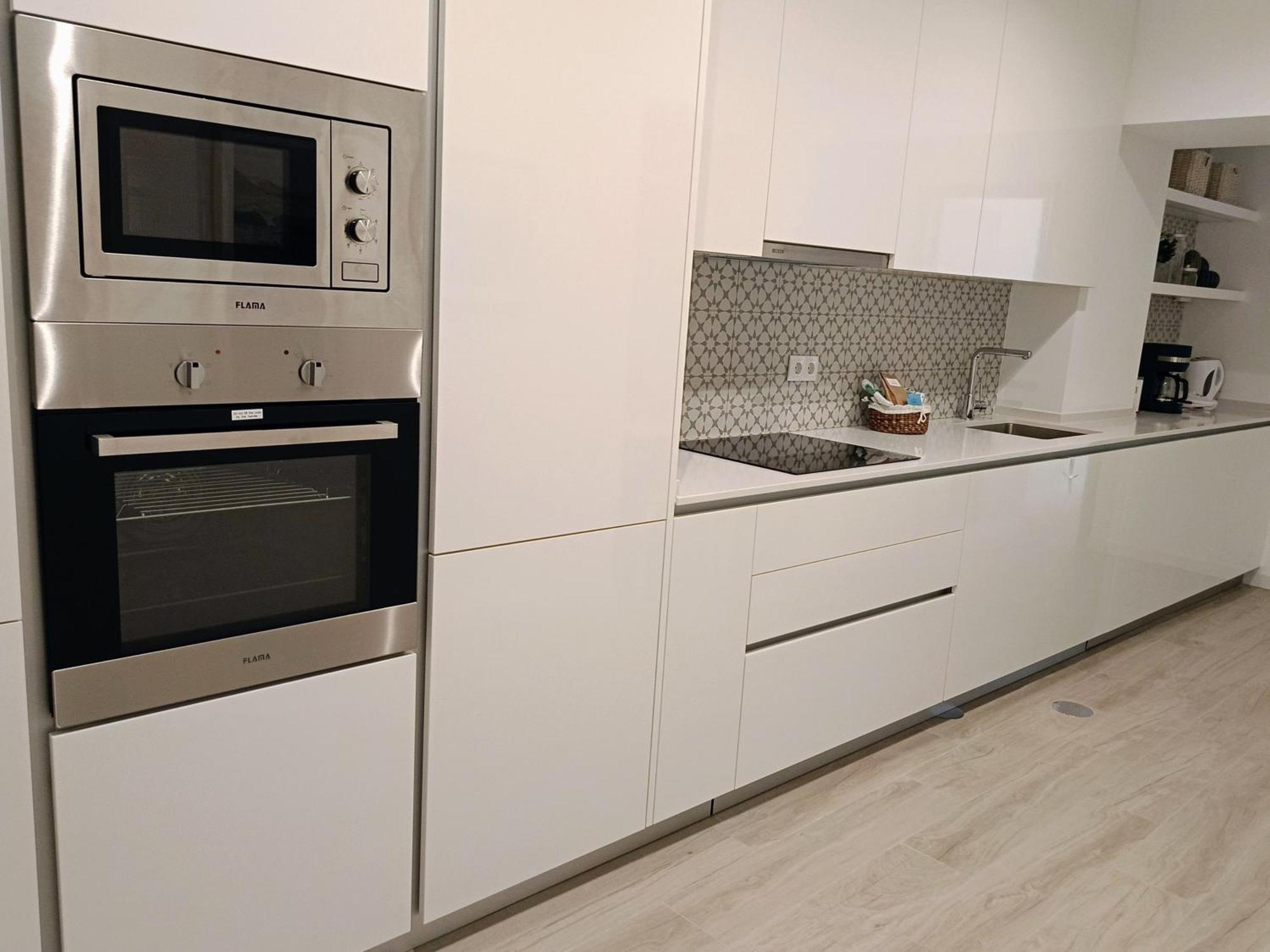 Apartment Grey And Green, Modern 2-bedroom Apartment, Ac, Location At Faro's Historic Centre