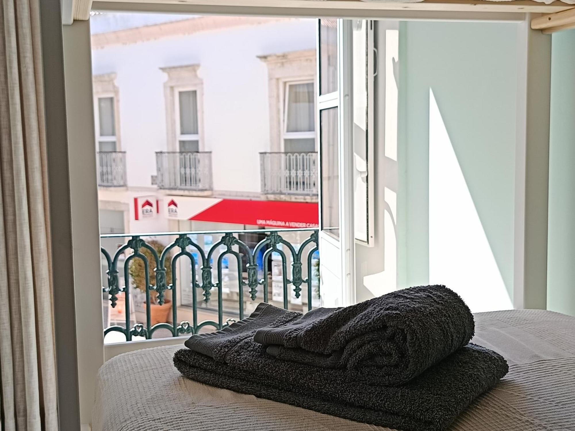 Grey And Green, Modern 2-bedroom Apartment, Ac, Location At Faro's Historic Centre * Faro