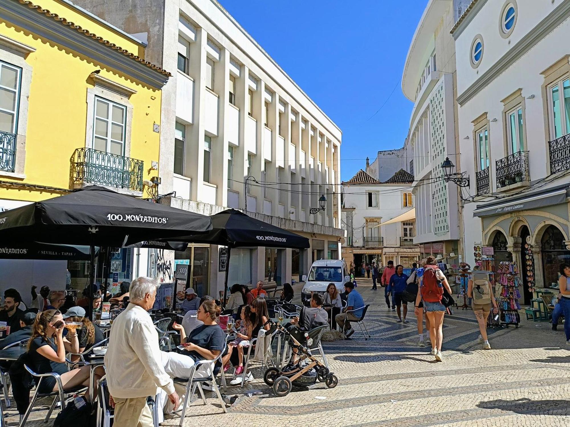Grey And Green, Modern 2-bedroom Apartment, Ac, Location At Faro's Historic Centre Faro