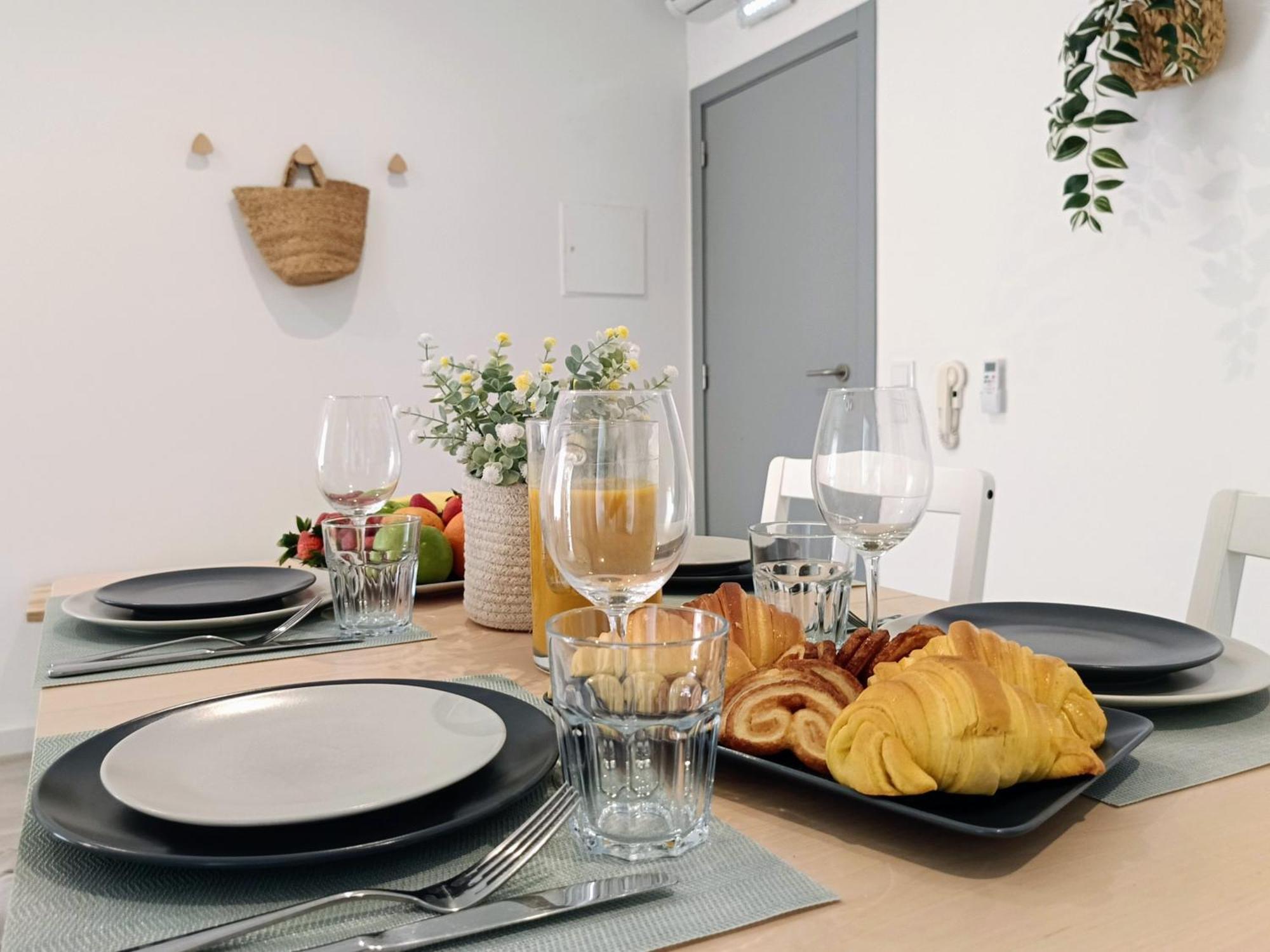 Grey And Green, Modern 2-bedroom Apartment, Ac, Location At Faro's Historic Centre