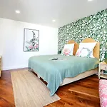 Green & Gorgeous - 3 Bedroom Getaway In The Heart