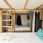 Madalena Hostel E Suites