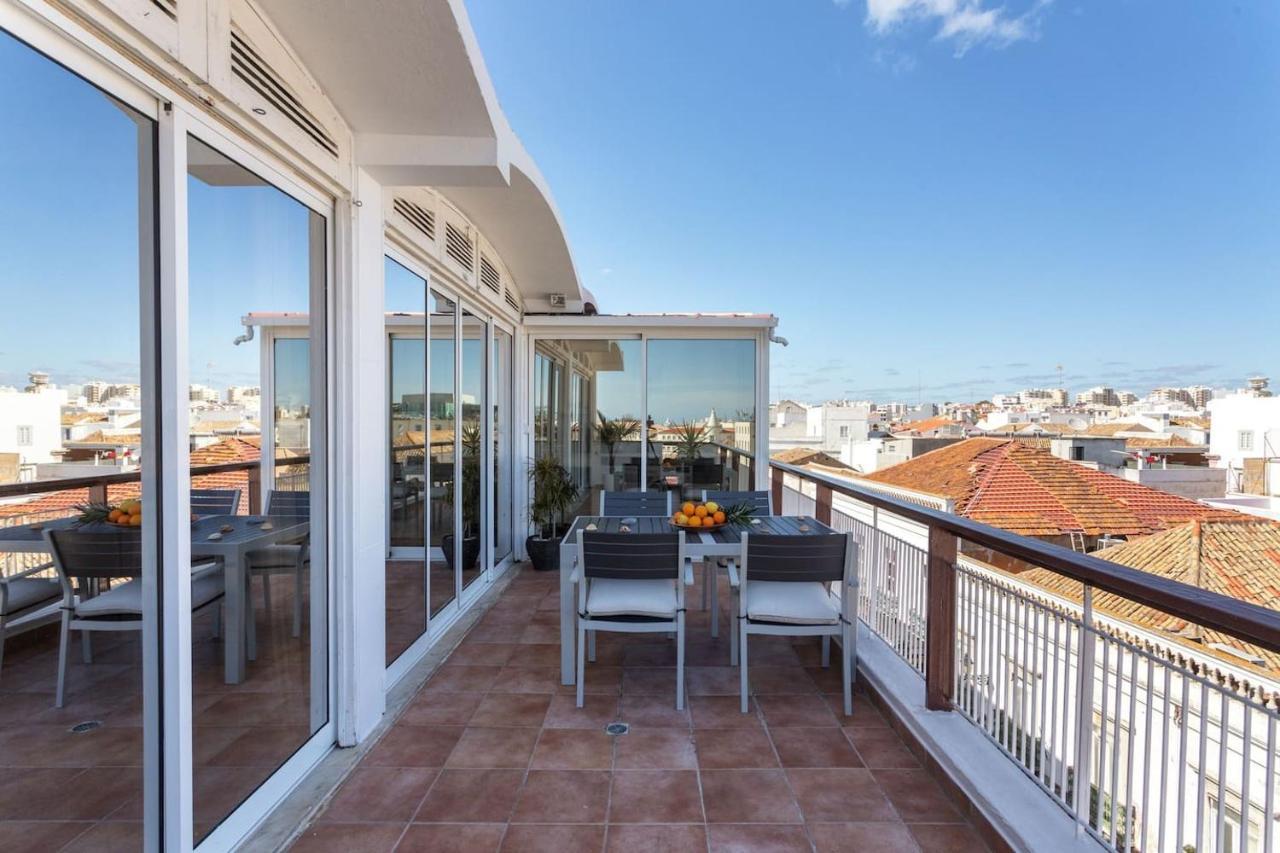 Marina Penthouse Center *