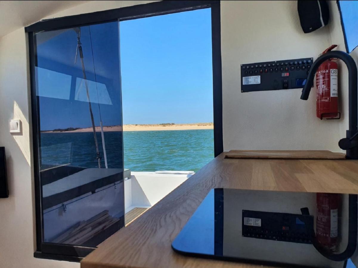 Botel Barco Casa Catamara Sleepandboat *