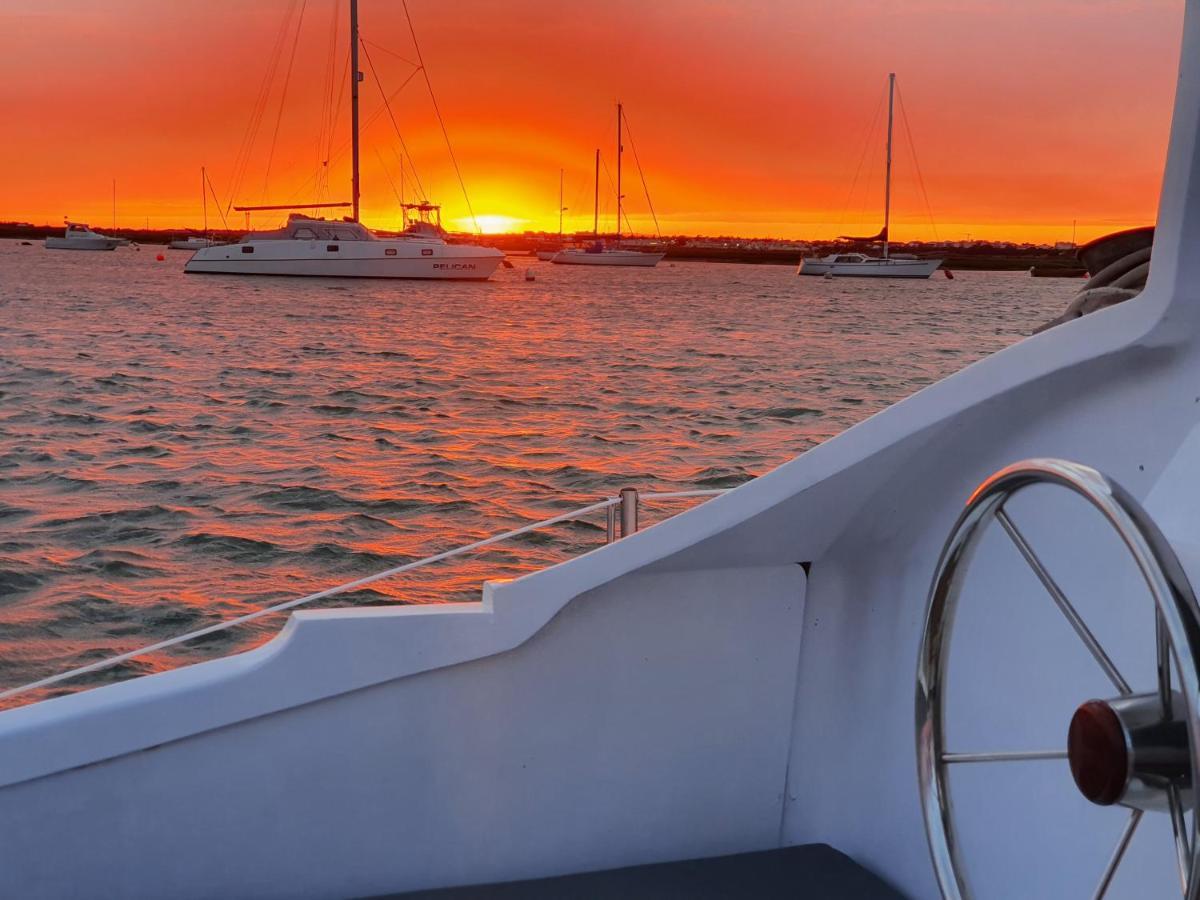 Botel Barco Casa Catamara Sleepandboat *