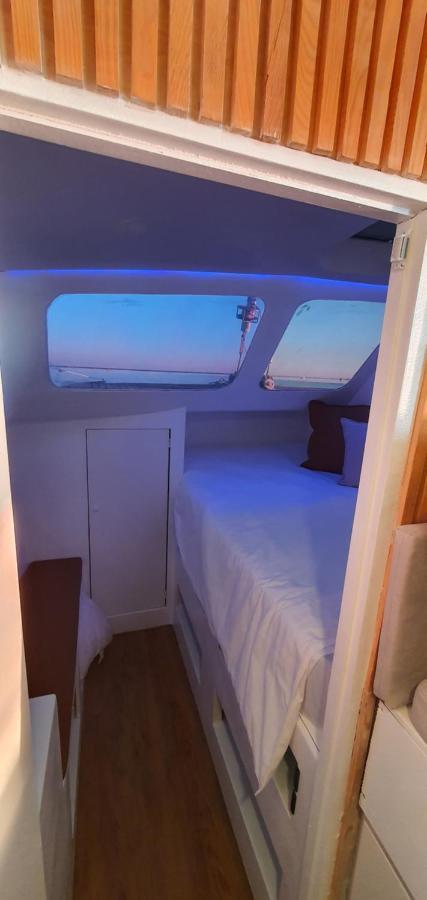 Botel Barco Casa Catamara Sleepandboat