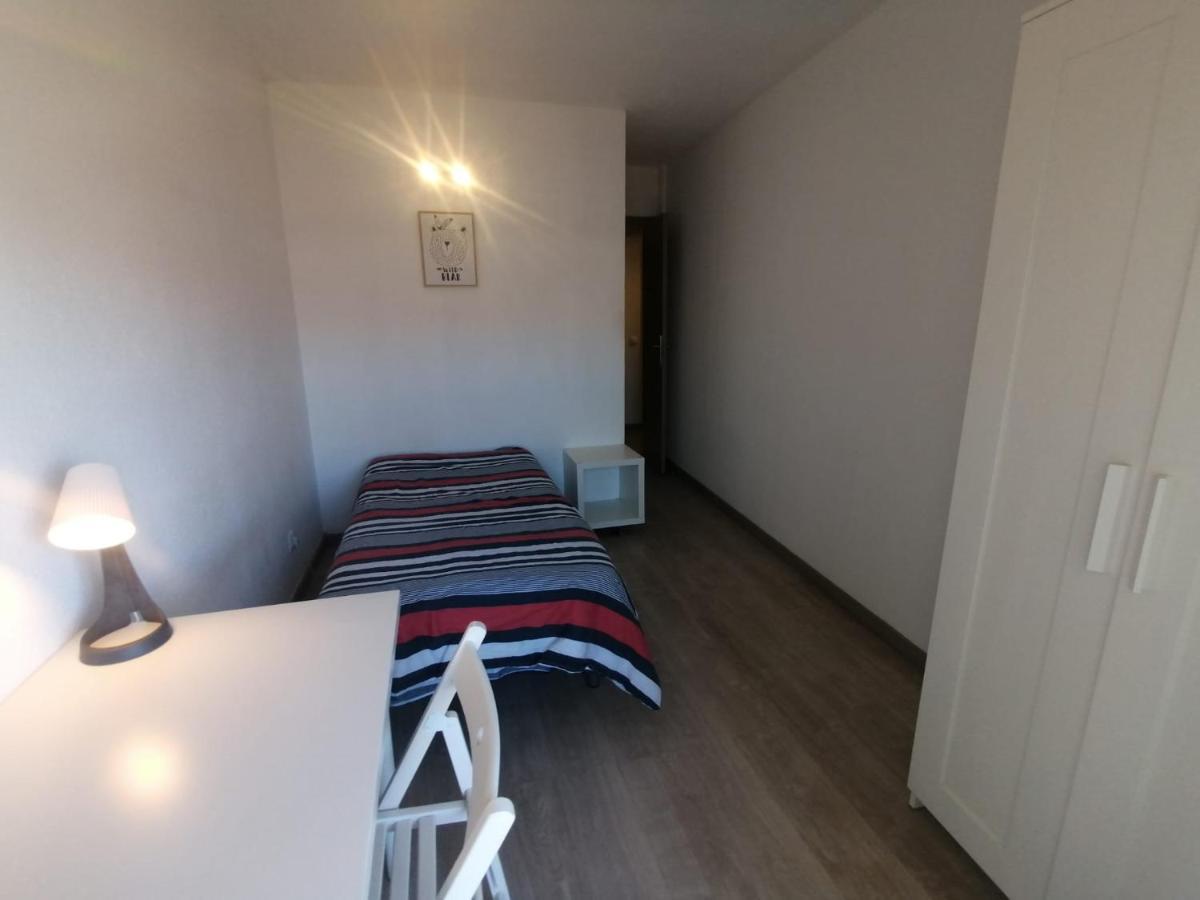 Poeta Aleixo In Apartment *