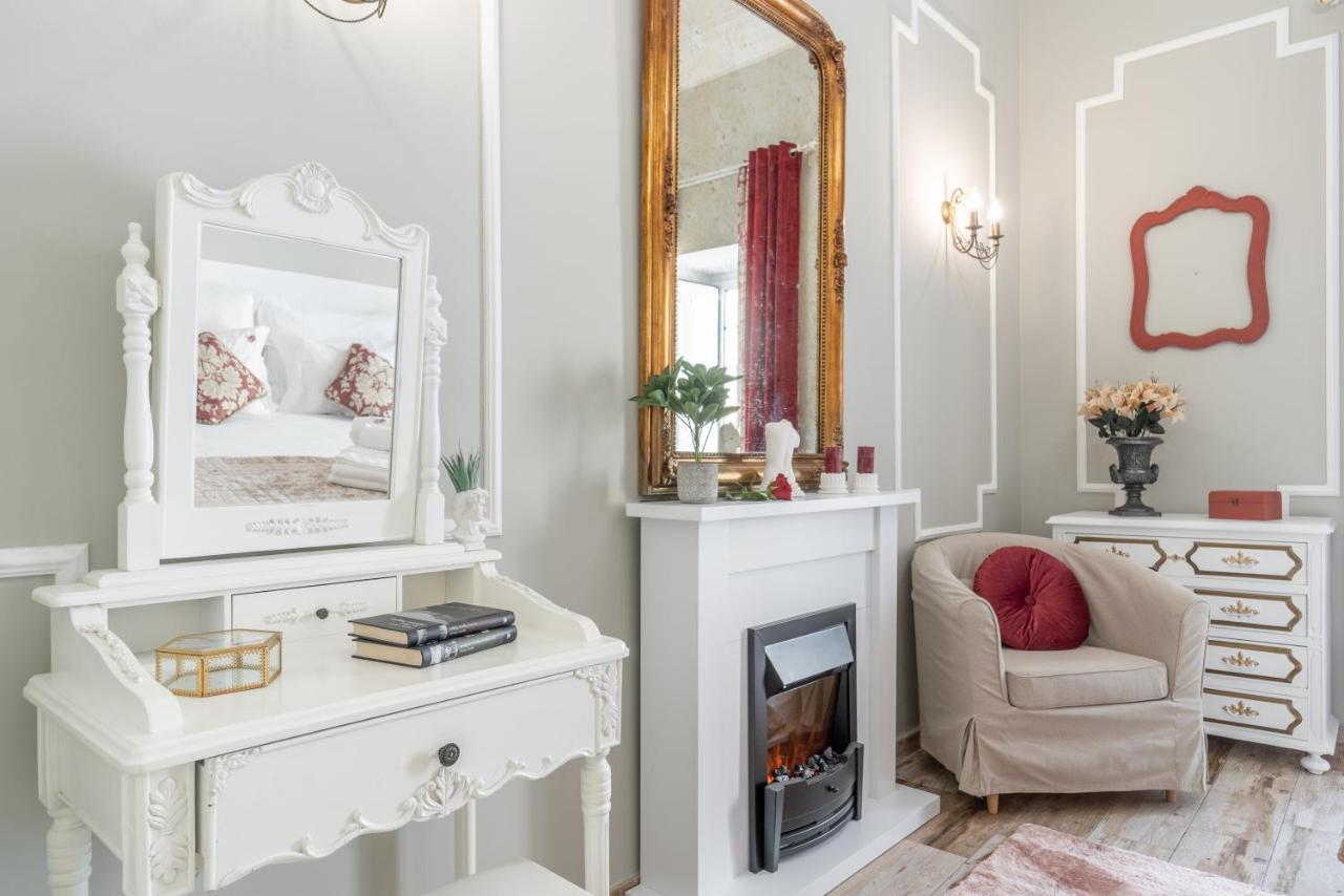 Apartment Main Street By Raspberry Cascade
