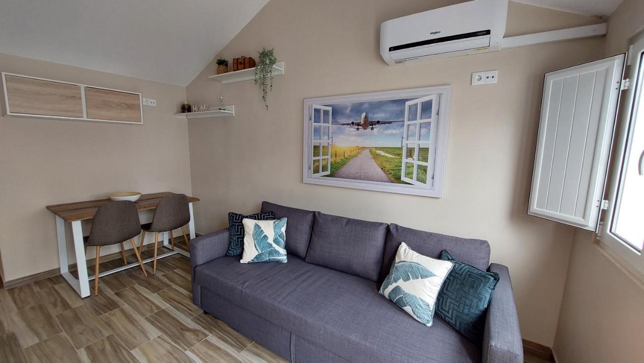 Airport House Holiday home *