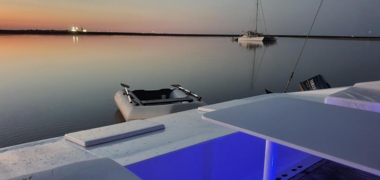 Botel Barco Casa Catamara Sleepandboat *