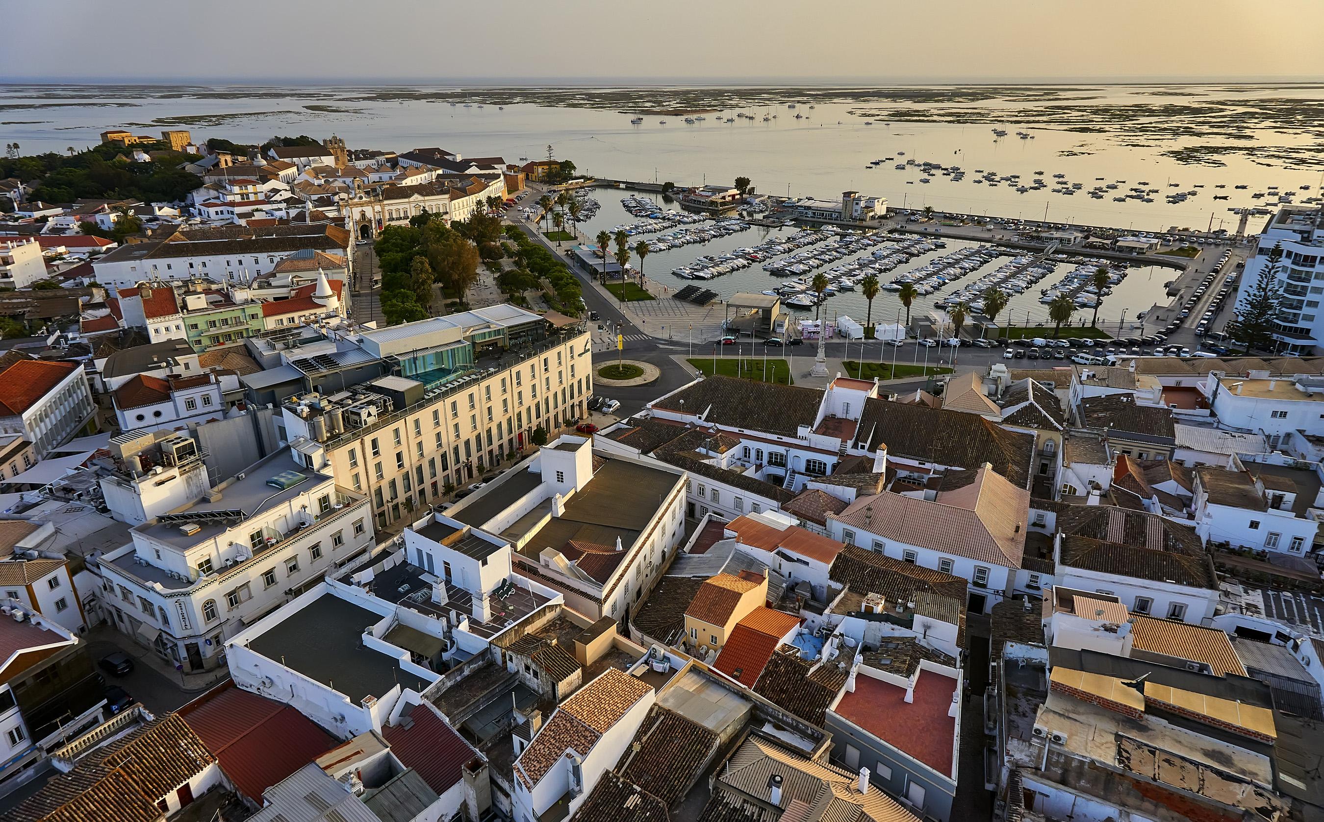 & Club Faro