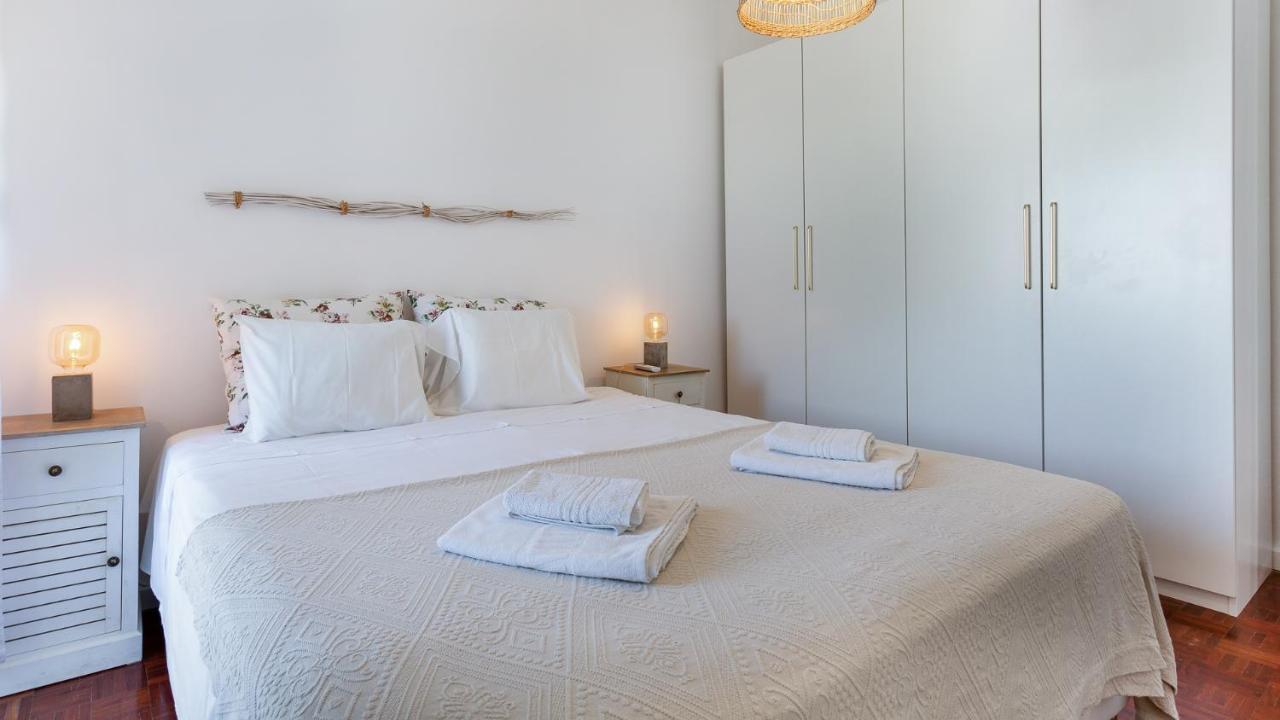Apartment Getaway W/ Big Balcony By Lovelystay