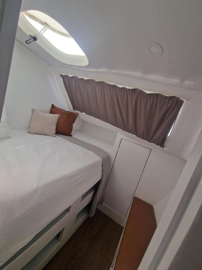 Botel Barco Casa Catamara Sleepandboat