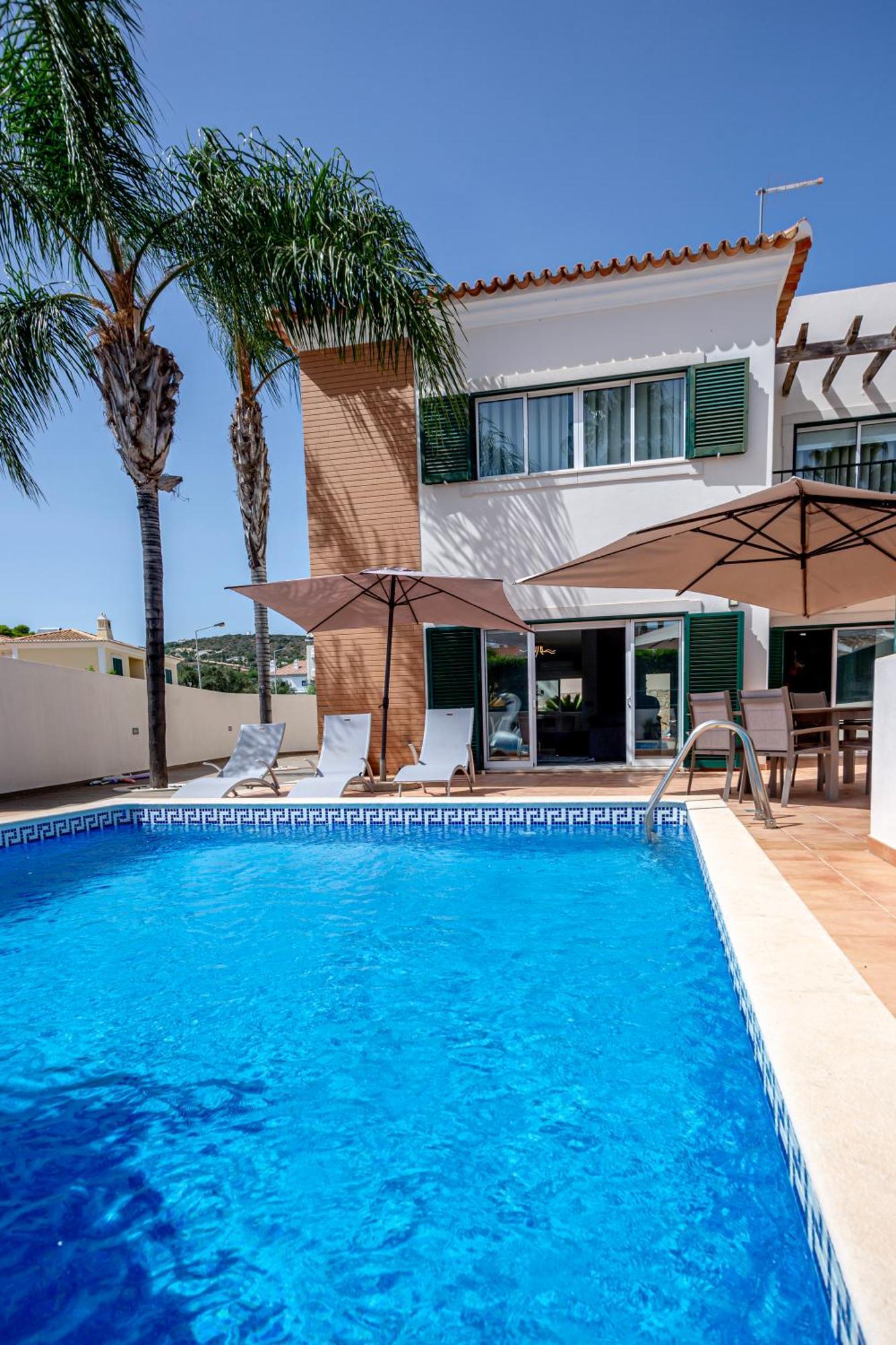 Spacious House With Pool Holiday home