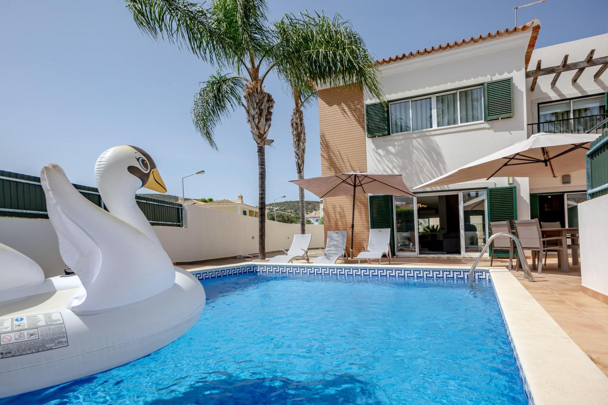 Spacious House With Pool