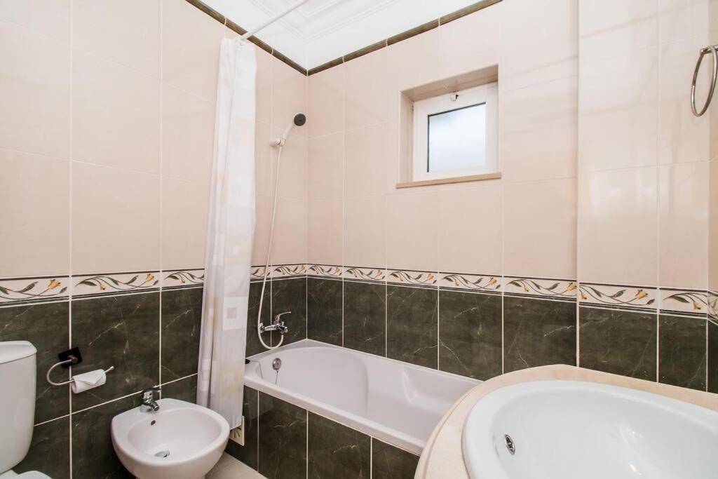 Algarve Modern Flat Pool-parking-ac Nearby Apartment