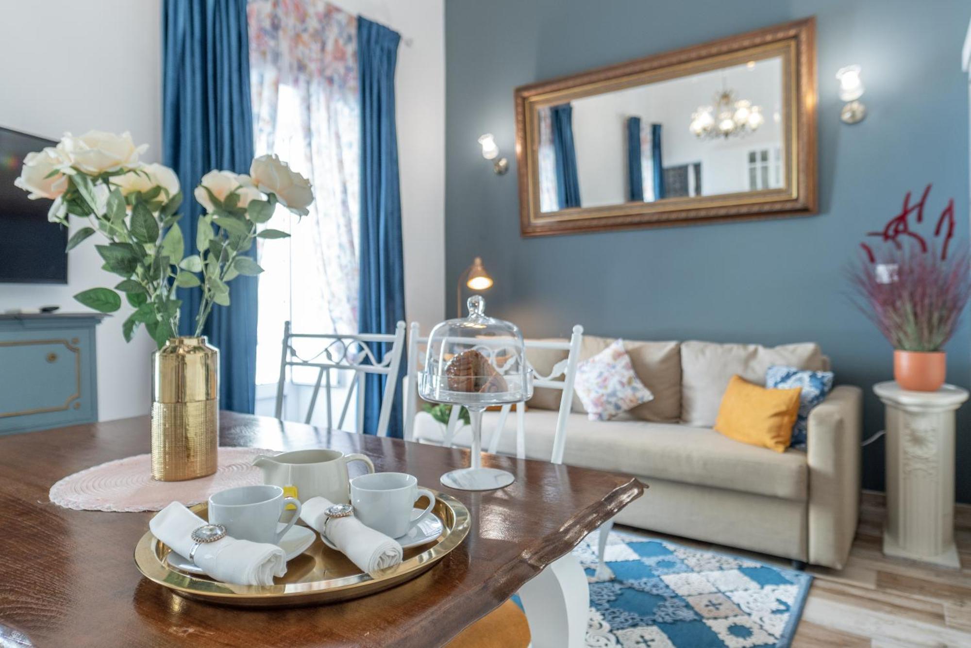 Apartment Main Street By Raspberry Cascade *