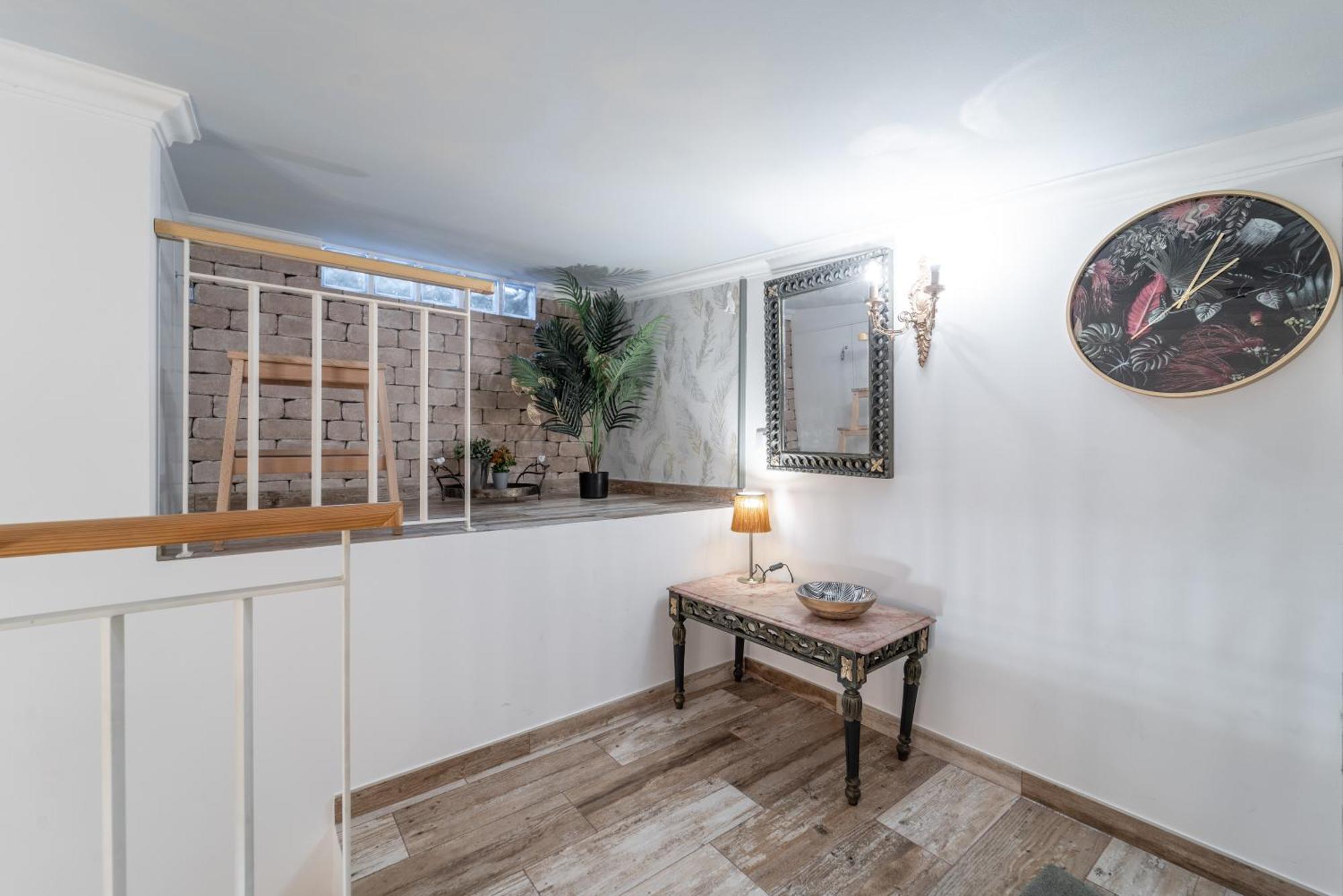 Apartment Main Street By Raspberry Cascade