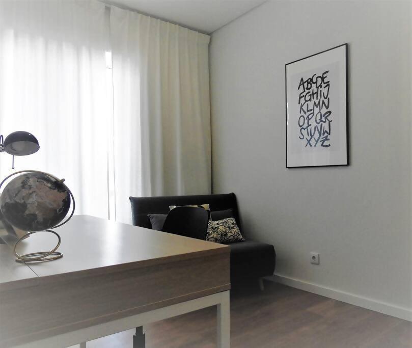 Black&light In Apartment *