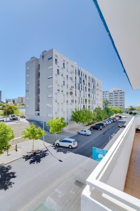 Spacious 2 Bedroom In Apartment *