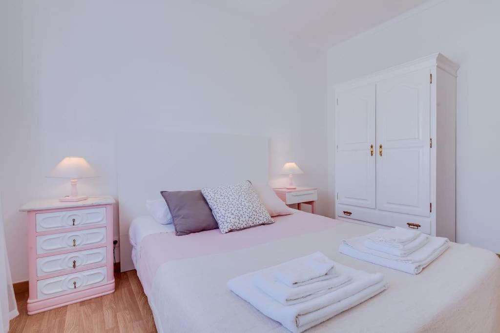 Spacious 2 Bedroom In Apartment *