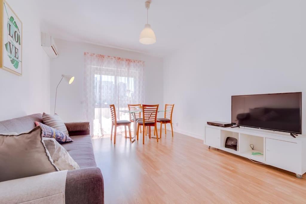 Spacious 2 Bedroom In Apartment *