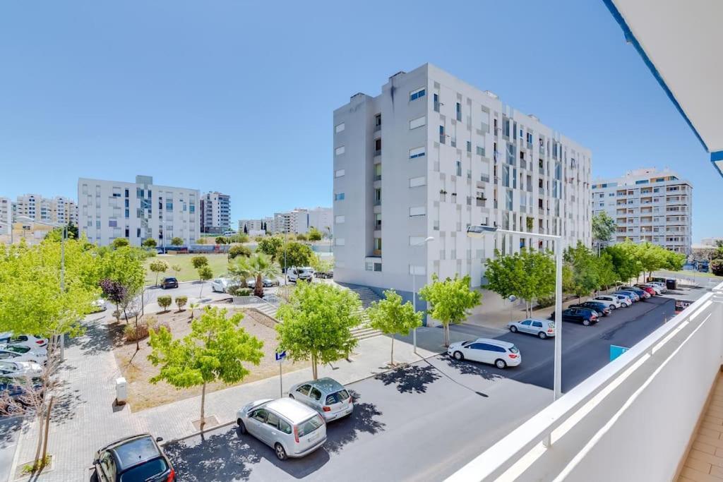 Spacious 2 Bedroom In Apartment *