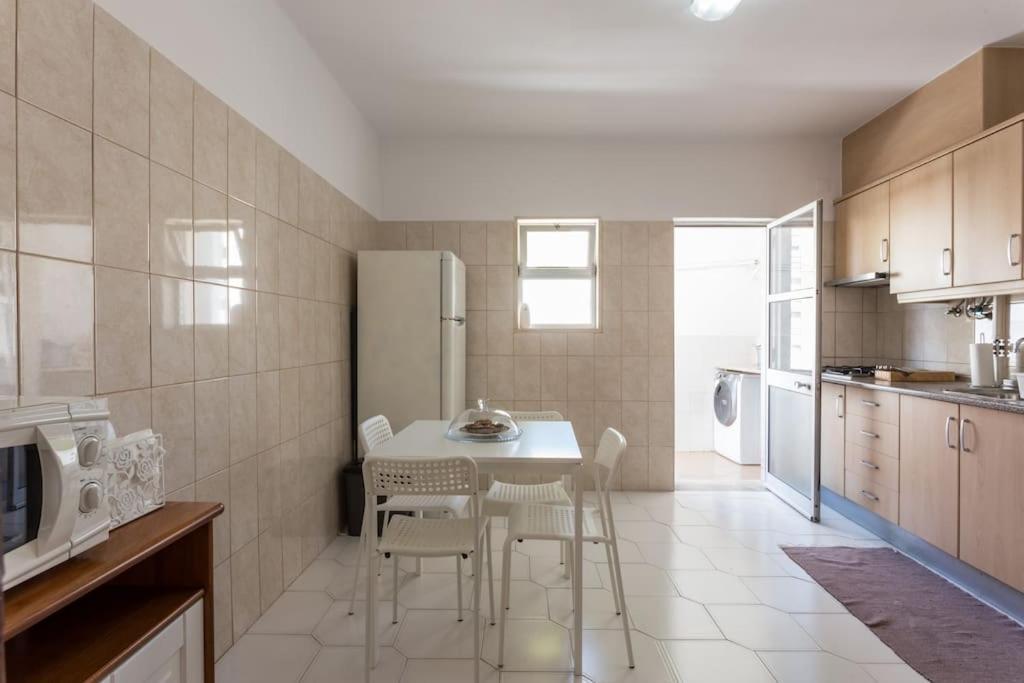 Color Me Happy - 2 Bedrooms Near Forum Algarve *