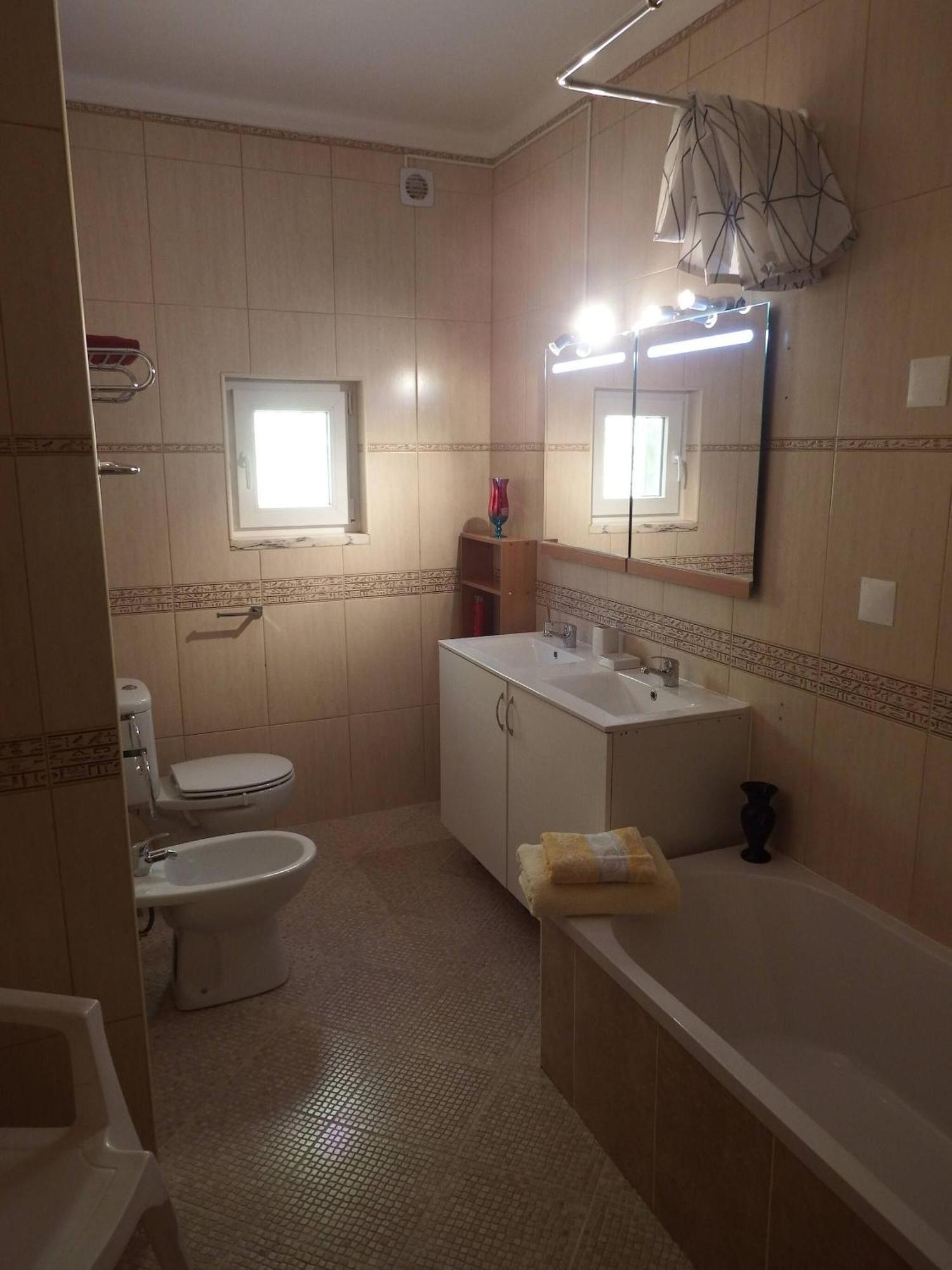 Spacious Lara Estoi With Heated Pool Villa