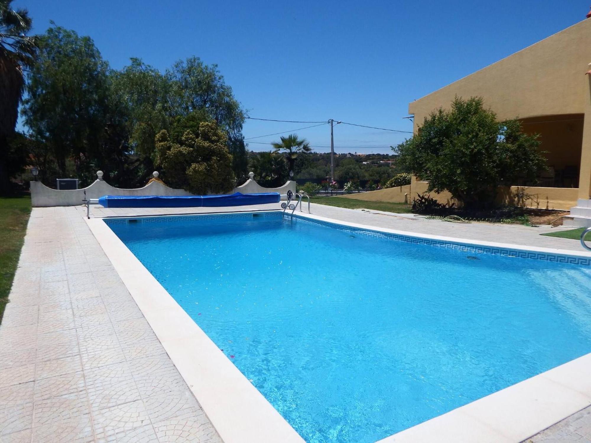 Spacious Lara Estoi With Heated Pool Villa *